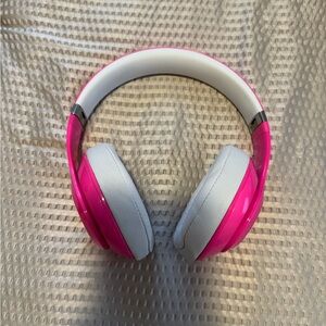 Experience high-quality sound with these Beats by Dr. Dre Studio 2.0 Pink